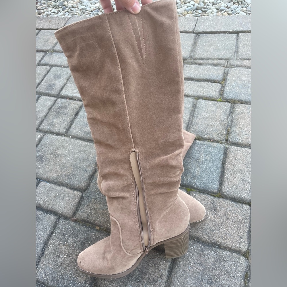 Knew high suede boots